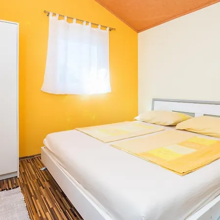 Apartament With Parking Space - Lozice, - 19099 *
