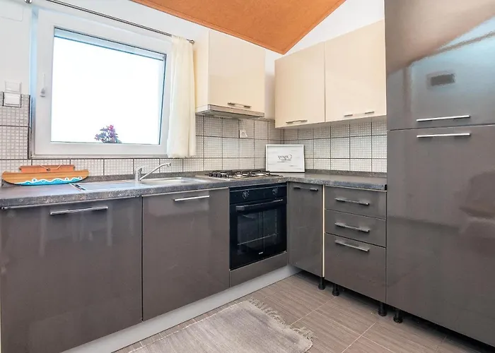 דירה With Parking Space - Lozice, - 19099 ויר